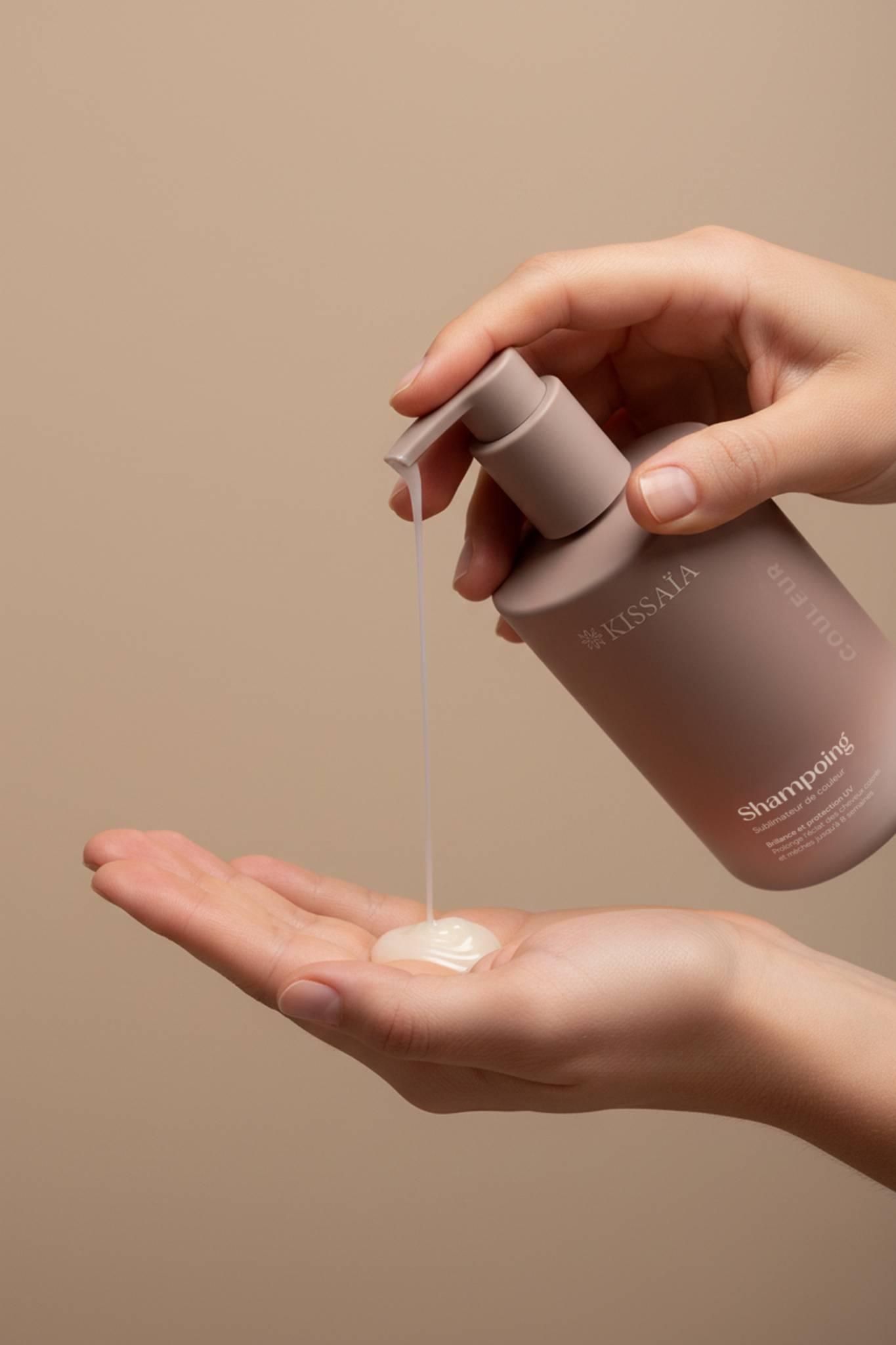 photo du shampoing verser dans la main
