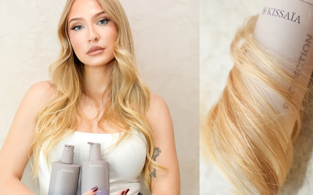 jeune femme avec des cheuveux blonds qui utilise un shampoing déjaunissant