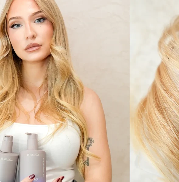 jeune femme avec des cheuveux blonds qui utilise un shampoing déjaunissant